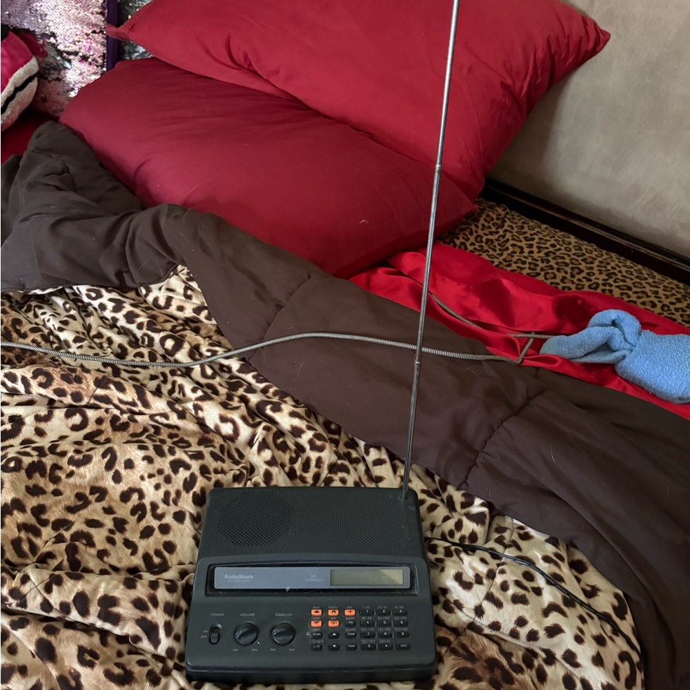 RadioShack Weather Alert Two-Way Radio - Gray - Picture 4 of 4